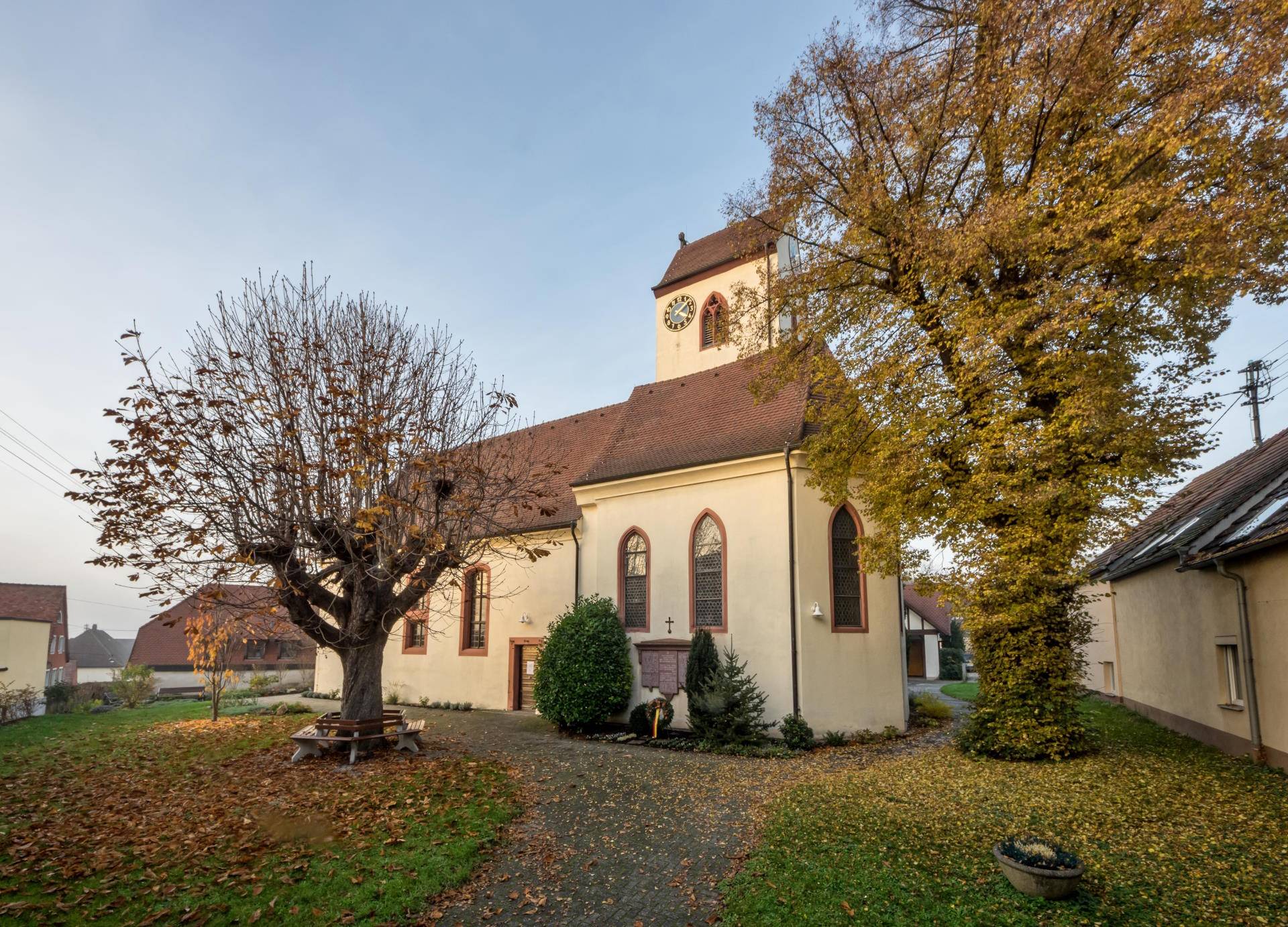 Bilder von St. Laurentius in Bischoffingen Aussenansicht der Kirche.