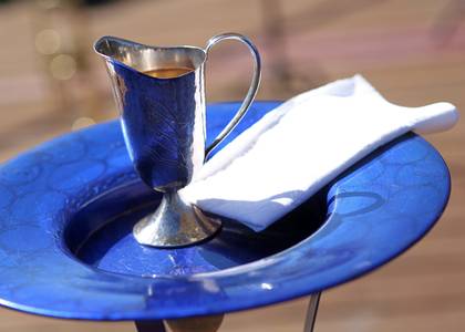 blaue Taufschale mit silberner Kanne und weißem Tuch